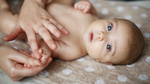 Read more about the article Why you should try and how to get started the Baby massage