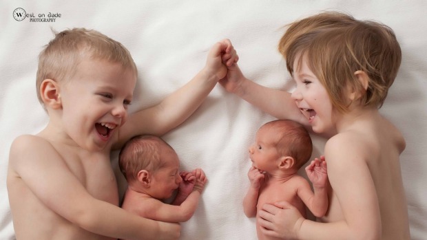 You are currently viewing This adorable photo of twins huging newborn twin siblings will make you happy