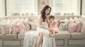 Read more about the article Model is “still” breastfeeding her two year old girl